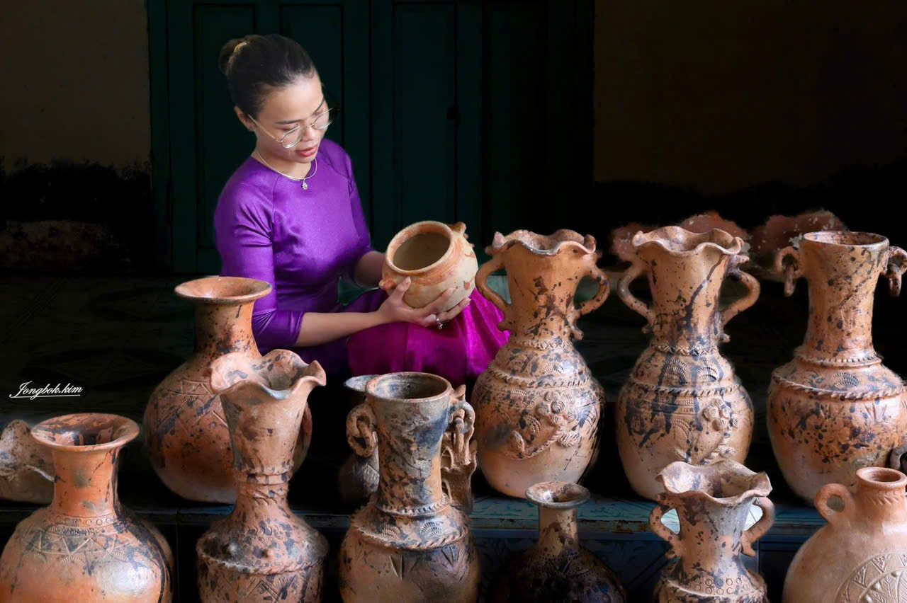 Lâm Đồng: “Giữ lửa” gốm Chăm từ đôi tay người trẻ