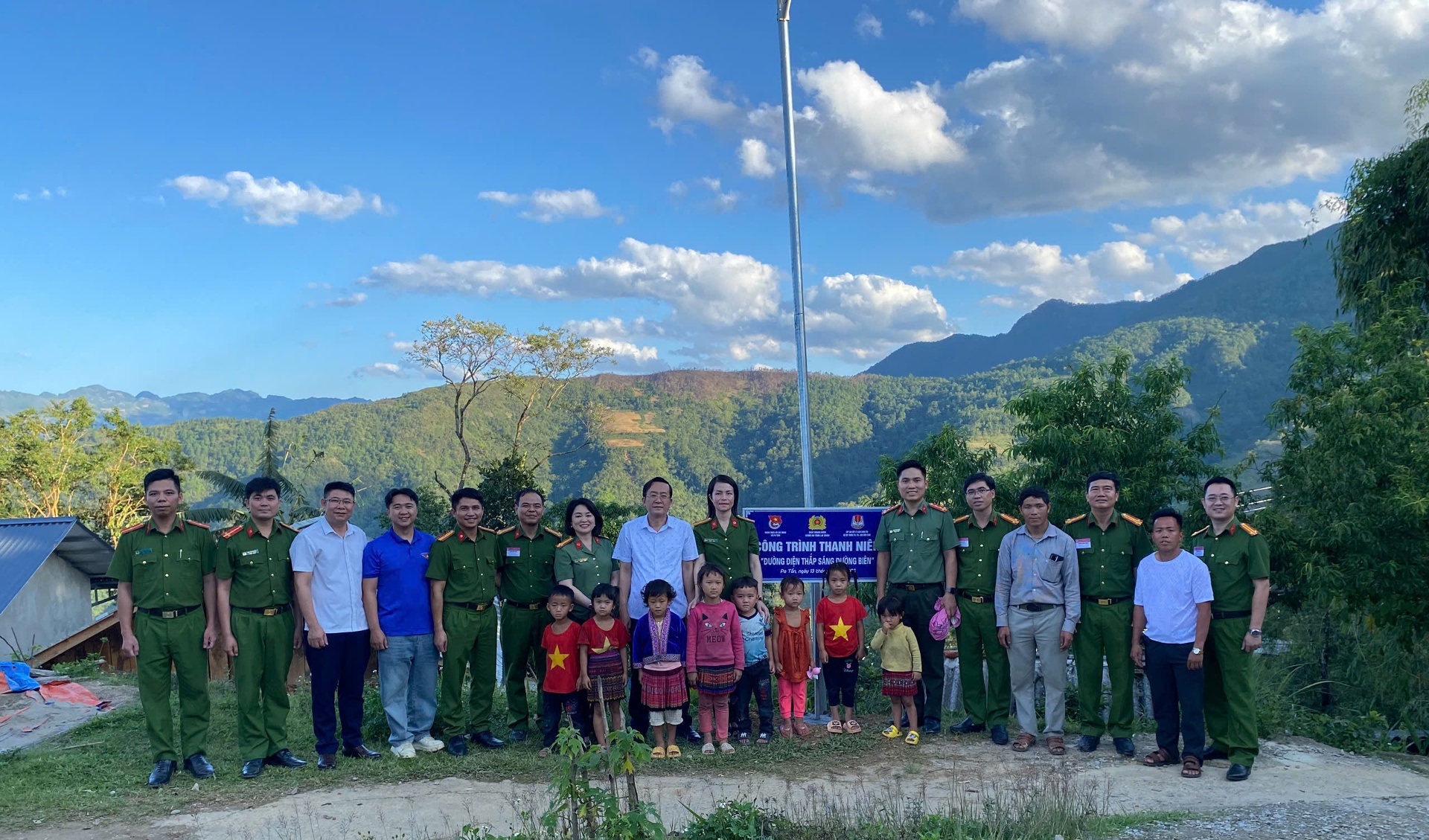Lai Châu: Chương trình tình nguyện "Ấm tình biên giới"