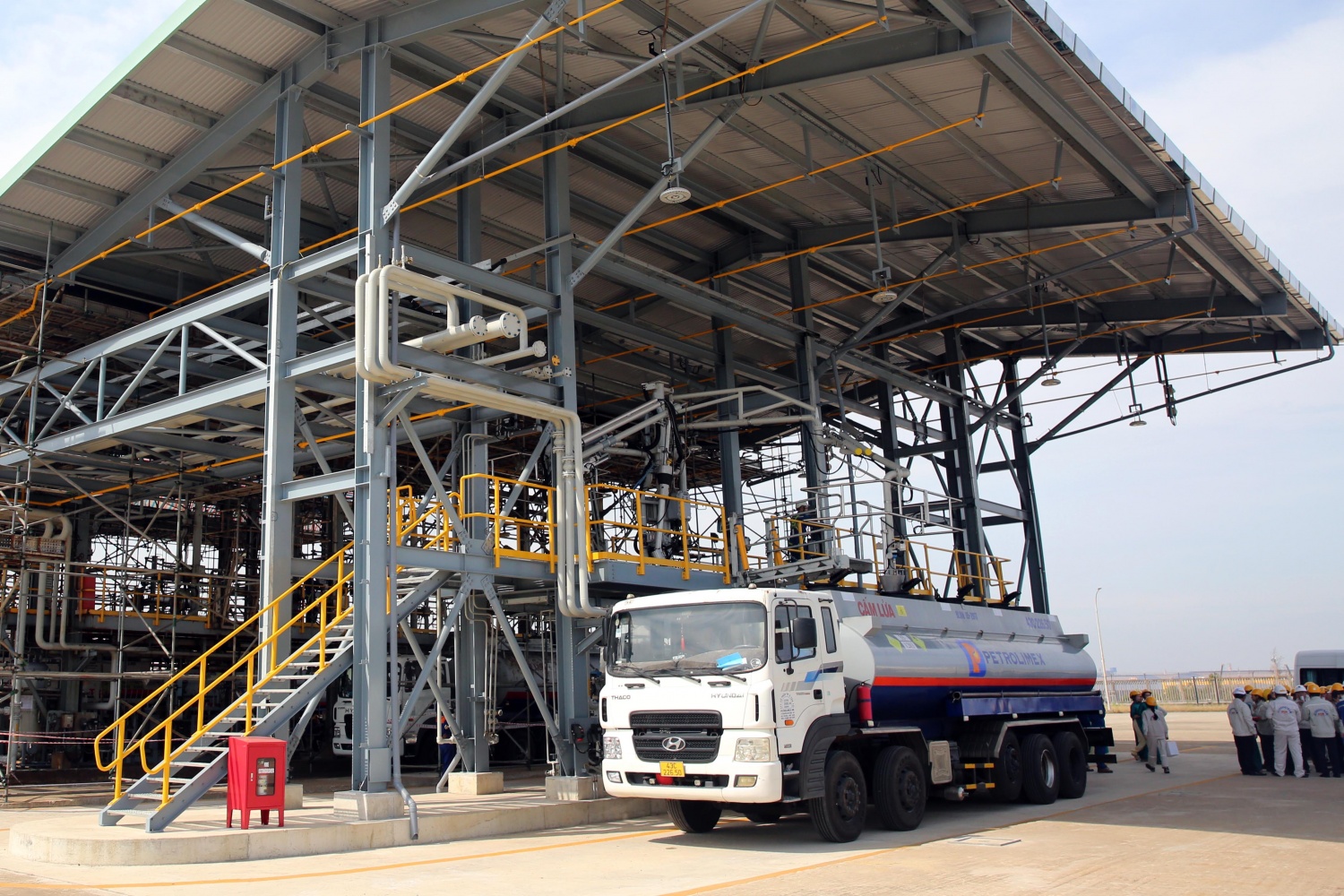 NMLD Dung Quất tăng 45% năng lực xuất sản phẩm bằng đường bộ