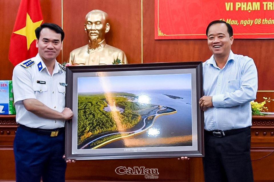 Cà Mau - Bộ tư lệnh Cảnh sát biển Việt Nam: Tăng cường hợp tác giữ gìn an ninh, kiểm soát khai thác trên biển