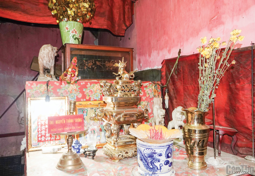 Bàn thờ Đốc học Nguyễn Thanh Trưng cùng hộp Sắc được cho là liên quan đến cụ ở Đình Thần Thới Bình.
