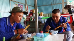 An Giang: Lạ miệng bánh canh và bánh cam chung... mâm