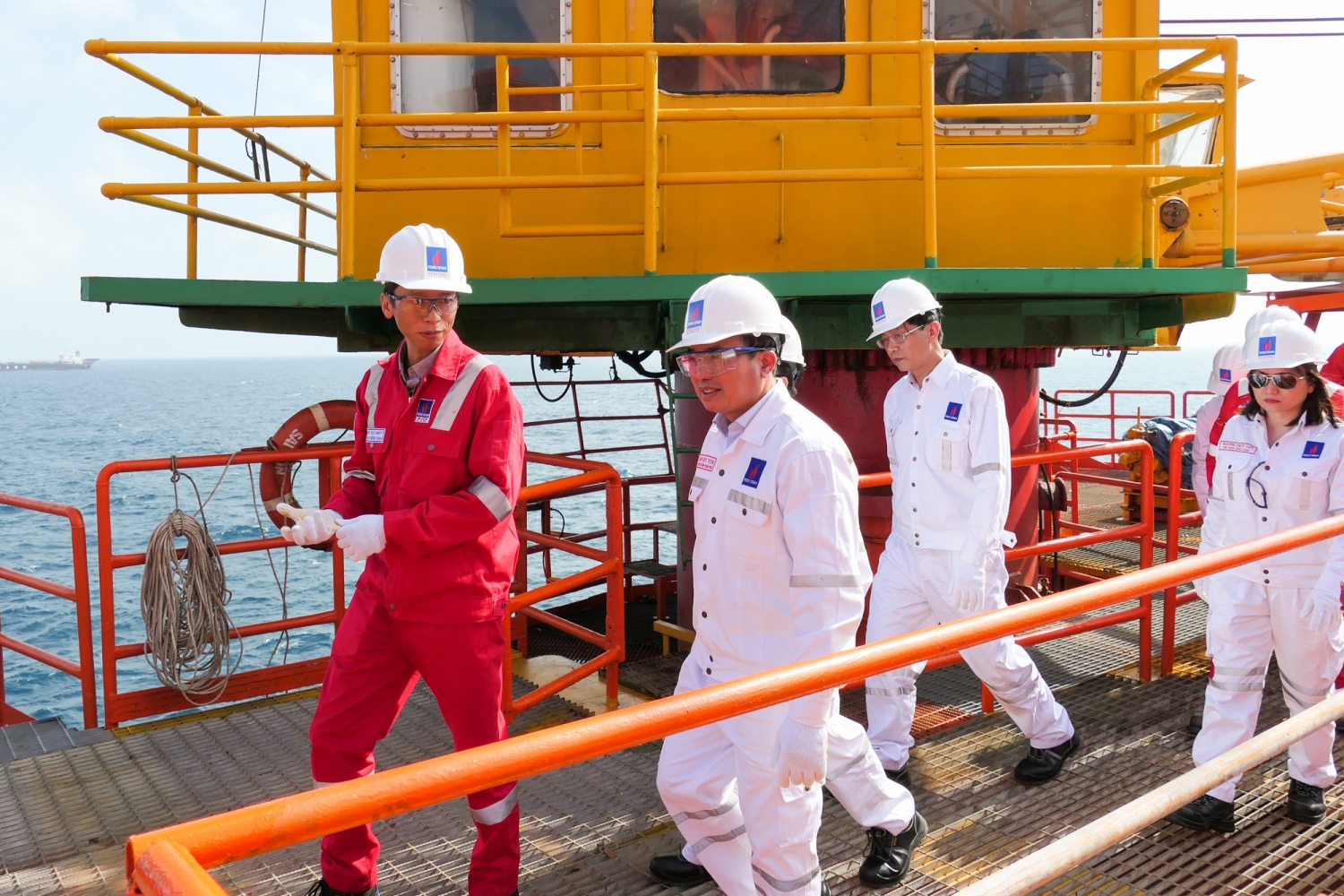 Chủ tịch HĐTV PVEP Trần Hồng Nam báo cáo với Chủ tịch HĐTV Petrovietnam Hoàng Quốc Vượng hoạt động khai thác dầu khí mỏ Đại Hùng
