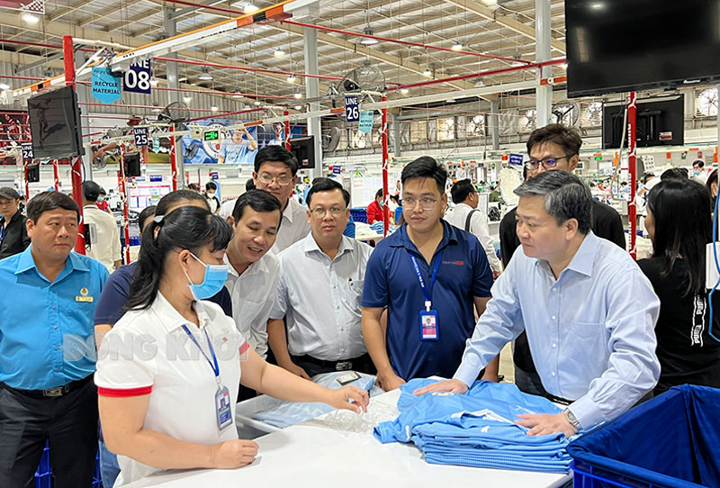 Bí thư Tỉnh ủy Lê Đức Thọ (bìa phải) thăm công nhân lao động tại Khu công nghiệp Giao Long. Ảnh: Hoàng Trung