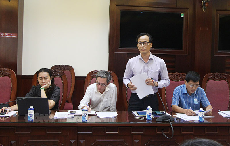 Phó giám đốc Sở Công Thương Nguyễn Văn Niệm báo cáo tại cuộc họp.