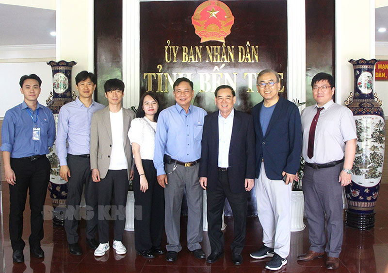 Chủ tịch UBND tỉnh Trần Ngọc Tam chụp ảnh lưu niệm cùng đoàn công tác Công ty cổ phần Nhà quốc gia Hàn Quốc N.H.O