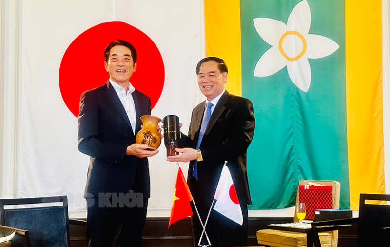 Chủ tịch UBND tỉnh Trần Ngọc Tam và Ngài Nakamura Tokihiro - Thống đốc tỉnh Ehime, Nhật Bản.