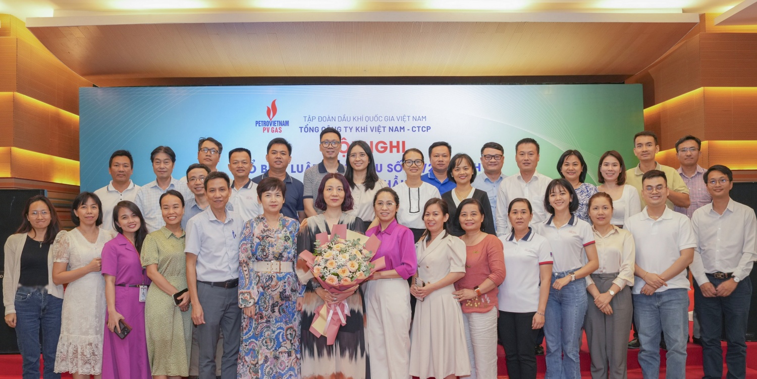 H2. Giám đốc Trung tâm Hỗ trợ Đấu thầu thuộc Cục Quản lý đấu thầu – bà Nguyễn Thị Diệu Phương và cán bộ tham gia Hội nghị