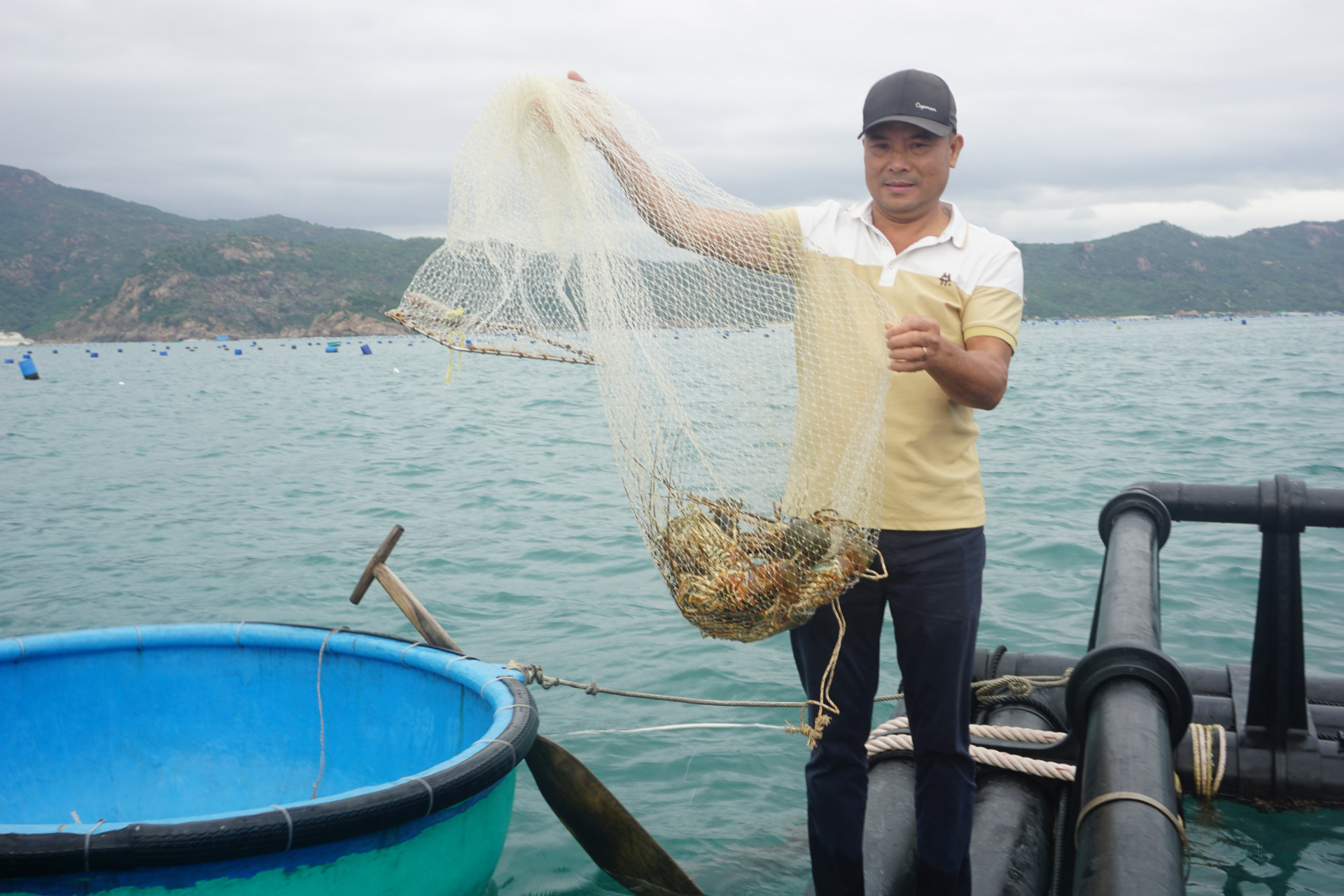 Ông ông Nguyễn Minh Thơ - người nuôi tôm hùm xanh bằng lồng HDPE trên vùng biển Cam Lập