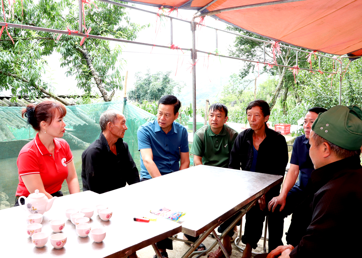 Chủ tịch UBND tỉnh Nguyễn Văn Sơn thăm hỏi, động viên, chia buồn cùng gia đình nạn nhân Lò Thị Cho.