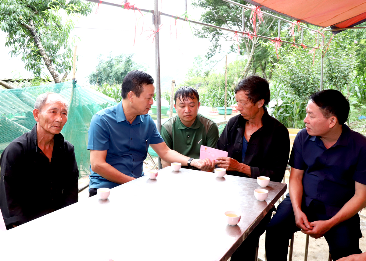 Chủ tịch UBND tỉnh trao tiền hỗ trợ cho gia đình nạn nhân Lò Thị Cho.