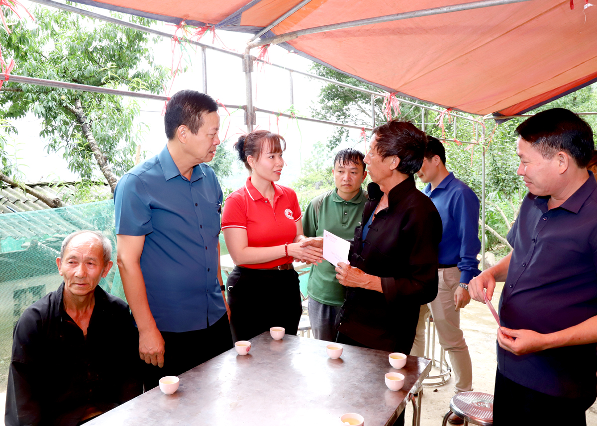 Lãnh đạo Hội Chữ Thập đỏ tỉnh trao tiền hỗ trợ gia đình nạn nhân Lò Thị Cho.