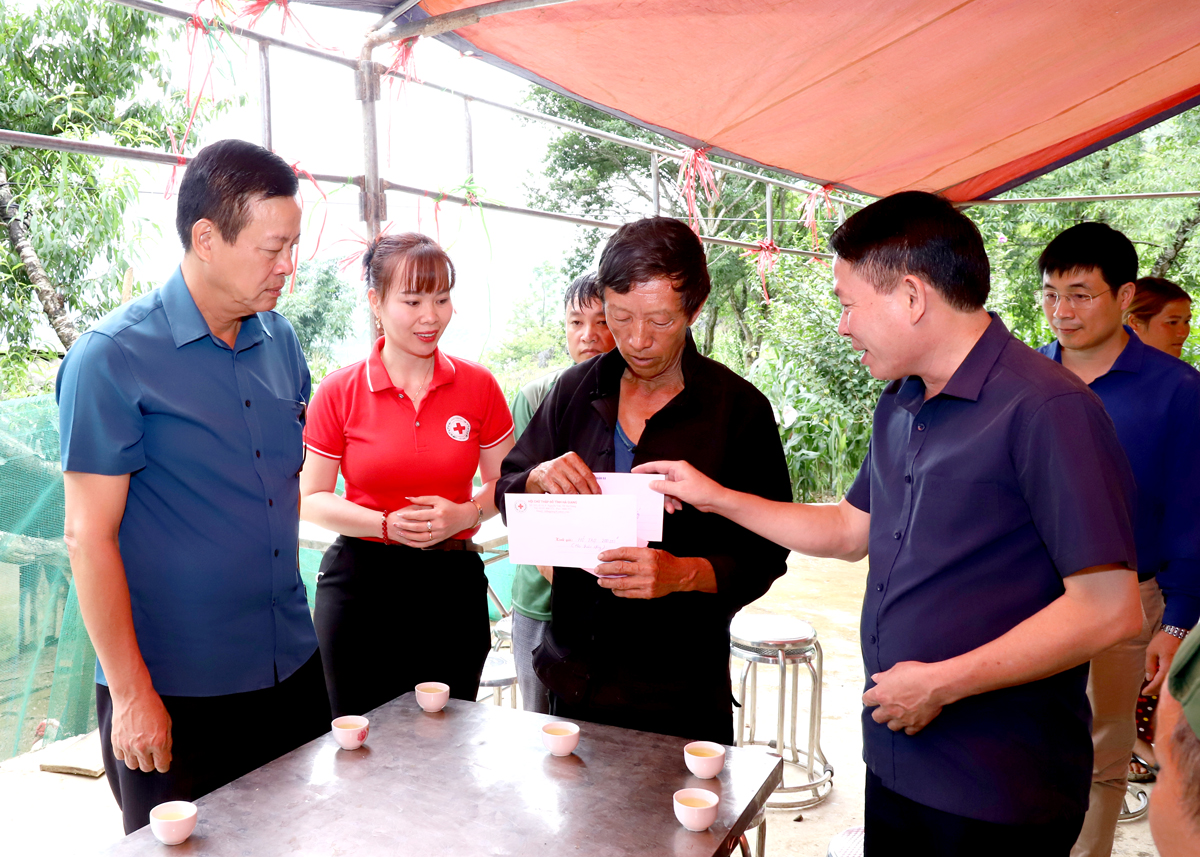 Lãnh đạo huyện Quản Bạ trao tiền hỗ trợ gia đình nạn nhân Lò Thị Cho.