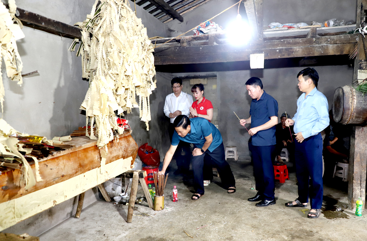 Chủ tịch UBND tỉnh Nguyễn Văn Sơn thắp hương trước linh cữu nạn nhân Lò Thị Cho.