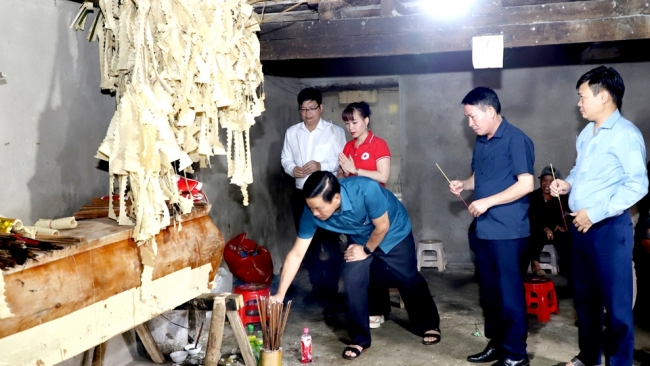 Hà Giang: Chủ tịch UBND tỉnh Nguyễn Văn Sơn thăm hỏi gia đình nạn nhân tử vong do sạt lở đất tại Quản Bạ