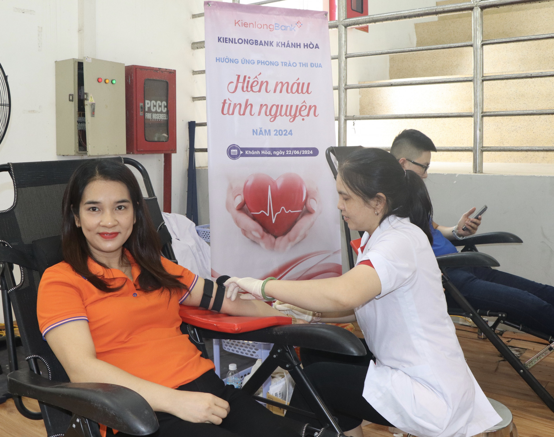 Một nhân viên ngân hàng tham gia hiến máu tình nguyện.