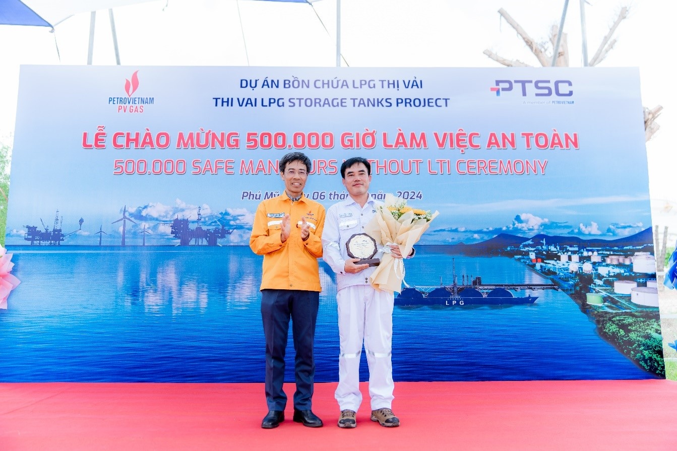 Chủ đầu tư PV GAS trao Kỷ niệm chương Mốc 500.000 giờ làm việc an toàn cho Tổng thầu PTSC