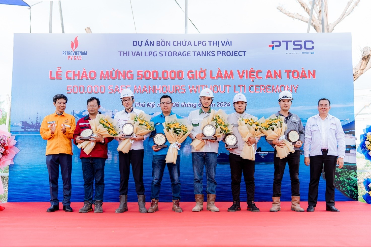 Chủ đầu tư PV GAS trao Kỷ niệm chương Mốc 500.000 giờ làm việc an toàn cho Tổng thầu PTSC