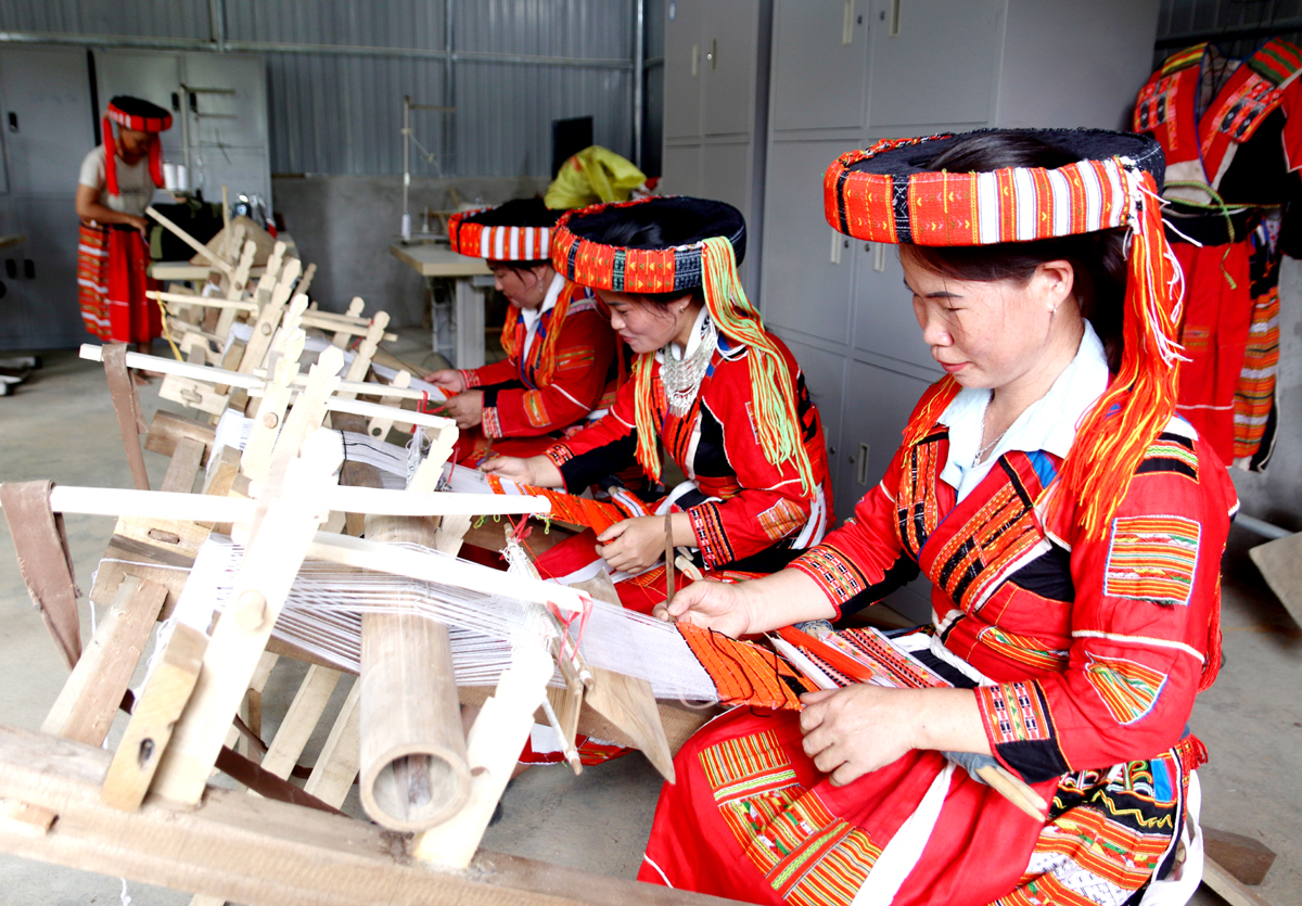 Phụ nữ Pà Thẻn, thôn Trung Sơn gìn giữ nghề dệt truyền thống.