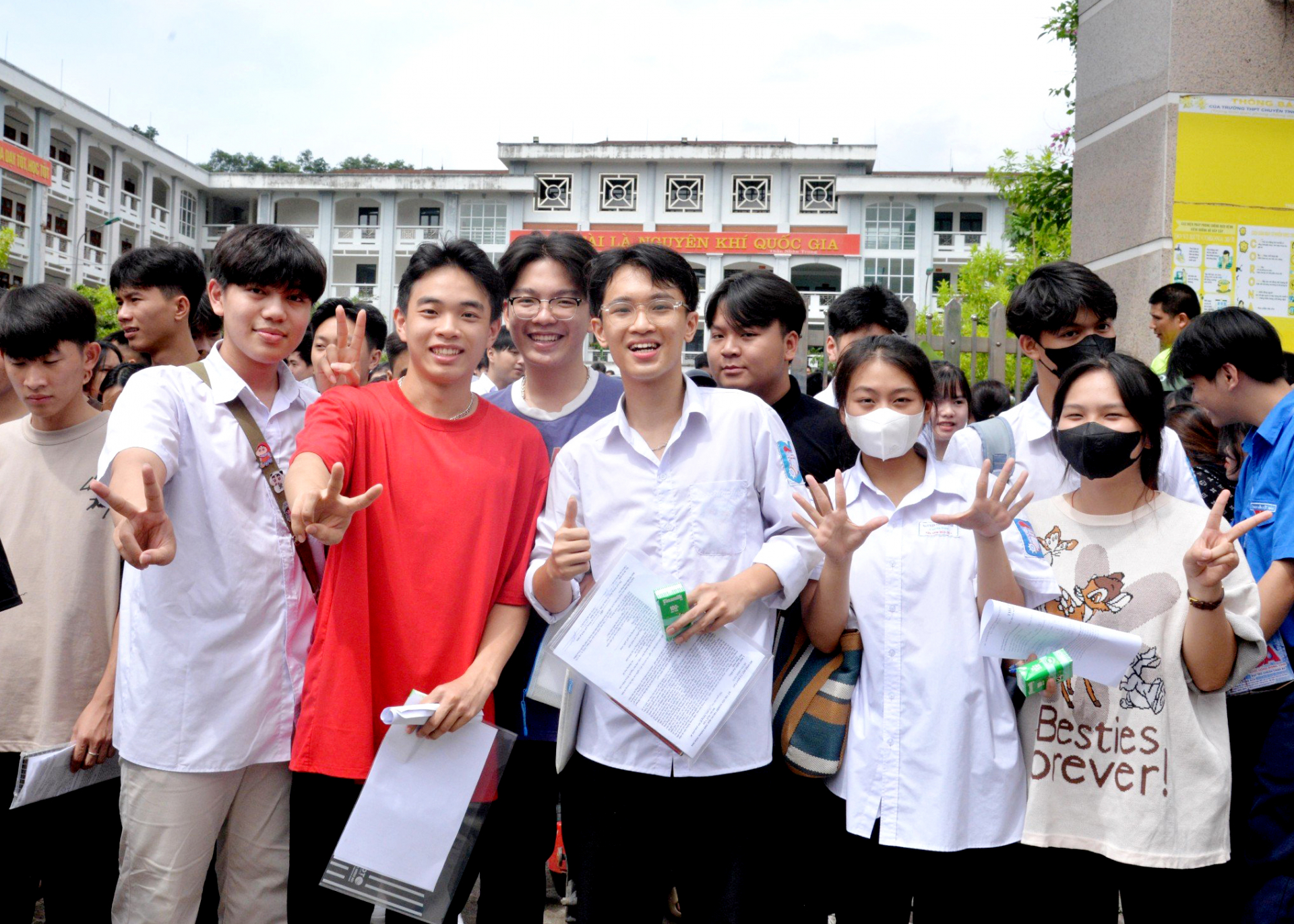 Thí sinh điểm thi Trường THPT Chuyên Hà Giang phấn khởi rời phòng thi.