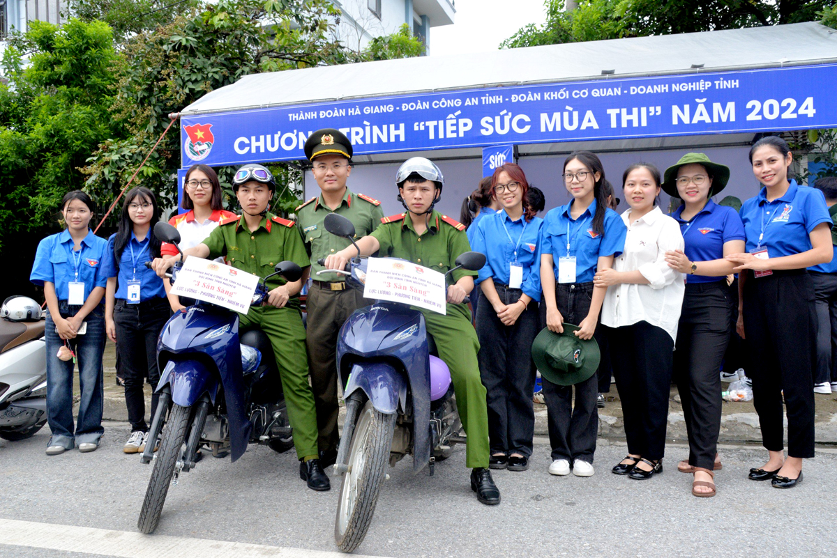 Đoàn thanh niên Công an tỉnh hỗ trợ đưa, đón thí sinh miễn phí tại điểm thi Trường THPT Chuyên Hà Giang.