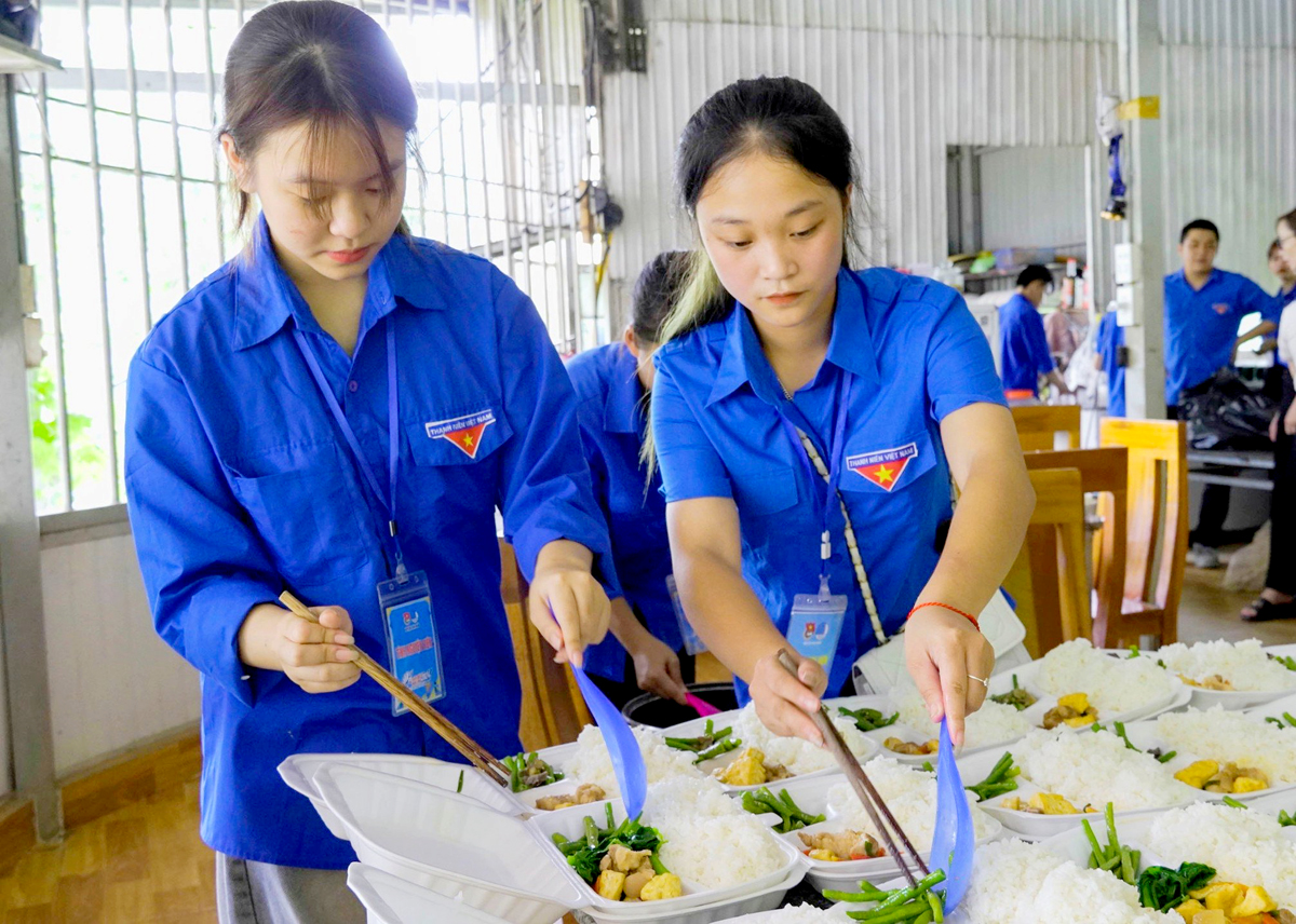Đoàn viên thị trấn Cốc Pài (Xín Mần) tham gia nấu, tặng cơm trưa miễn phí cho thí sinh (Ảnh: Cao Cường).