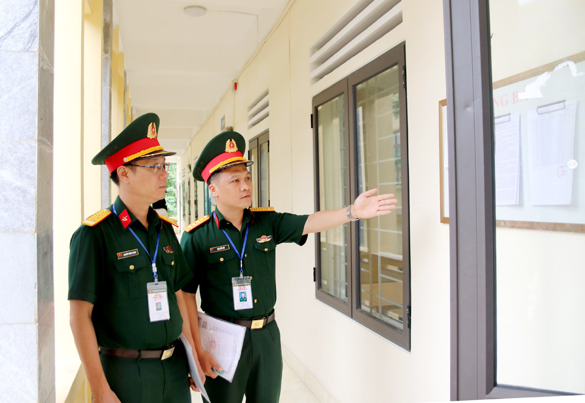 Đoàn kiểm tra công tác coi thi của Bộ GD&amp;ĐT kiểm tra thực tế trước và trong ngày diễn ra kỳ thi tại điểm thi Trường THPT Lê Hồng Phong (TPHG).