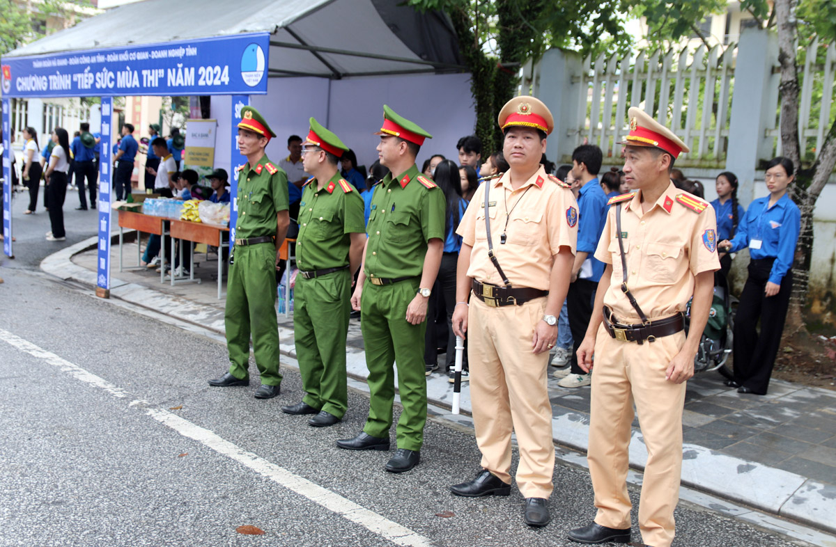 Lực lượng chức năng tham gia đảm bảo an ninh trật tự, an toàn tại các điểm thi.