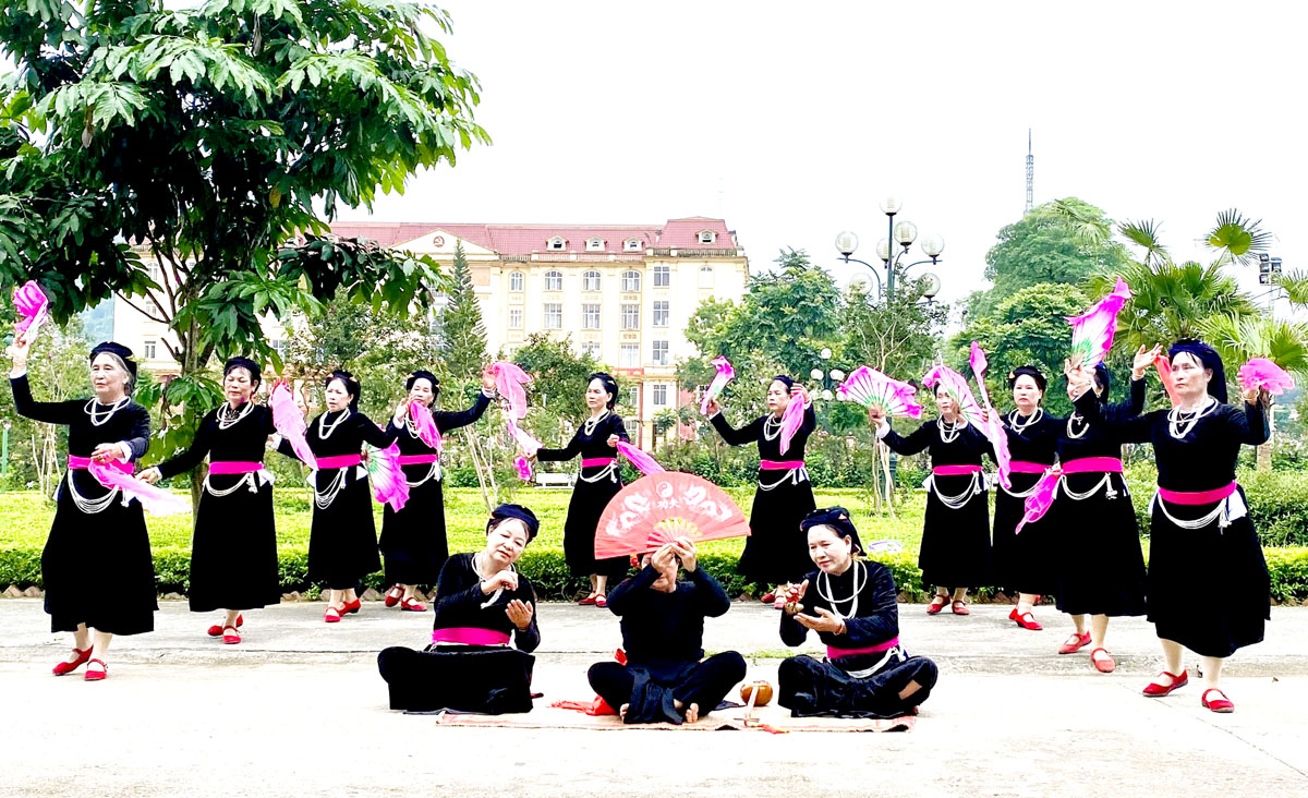 Câu lạc bộ liên thế hệ tổ 4, thị trấn Yên Bình (Quang Bình) giữ gìn văn hóa đặc sắc của dân tộc.