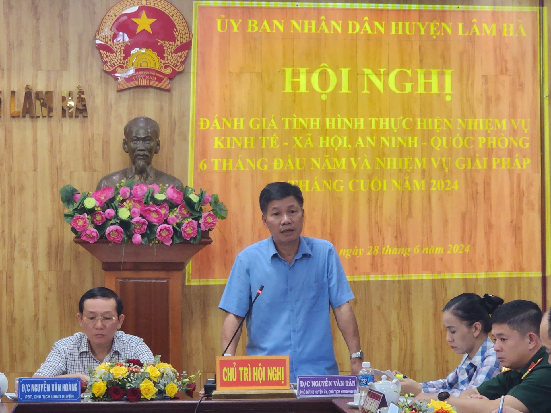 Đồng chí Nguyễn Văn Tân - Phó Bí thư Thường trực Huyện ủy phát biểu tại hội nghị