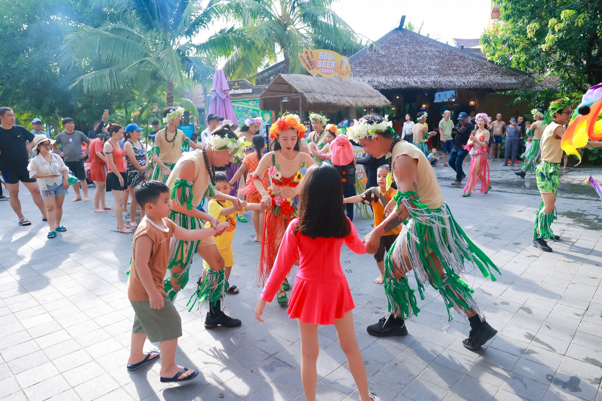 Khách du lịch vui chơi ở VinWonders Nha Trang