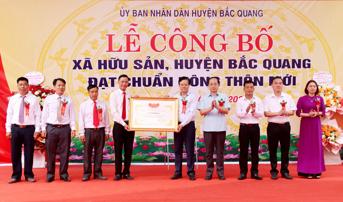 Chủ nhiệm Ủy ban Kiểm tra Tỉnh ủy Trần Quang Minh và các đồng chí lãnh đạo huyện Bắc Quang trao Bằng công nhận đạt chuẩn Nông thôn mới cho xã Hữu Sản.