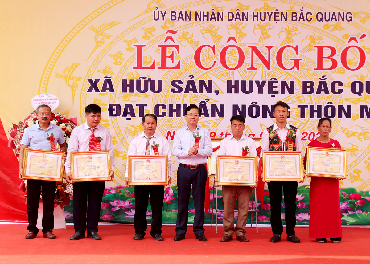 Chủ nhiệm Ủy ban Kiểm tra Tỉnh ủy Trần Quang Minh trao Bằng khen của Chủ tịch UBND tỉnh cho các tập thể, cá nhân.