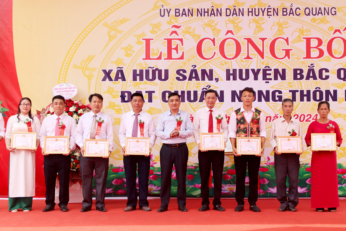 Lãnh đạo huyện Bắc Quang tặng Giấy khen cho các tập thể, cá nhân.
