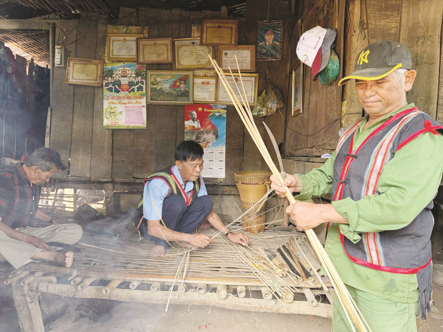 Già làng “giữ lửa” nghề xưa