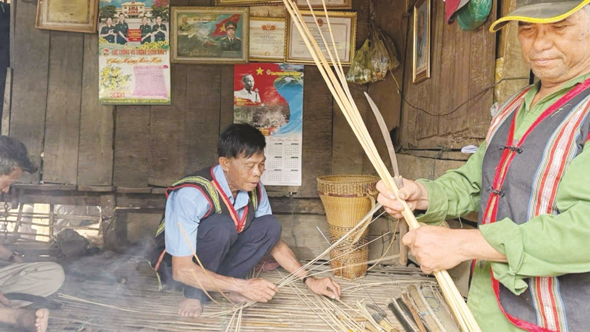 Già làng “giữ lửa” nghề xưa