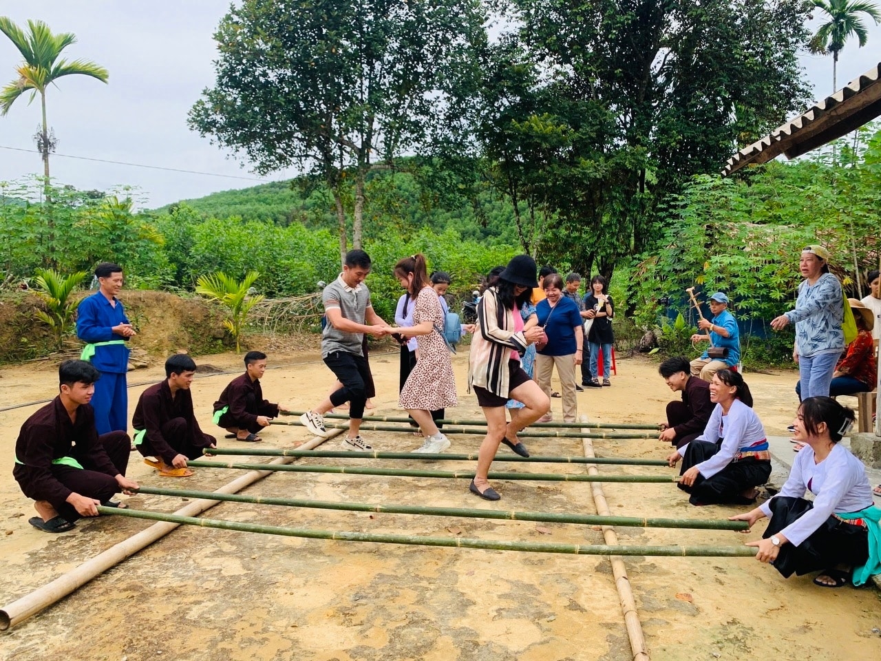Đồng bào vùng cao Quảng Nam làm du lịch cộng đồng
