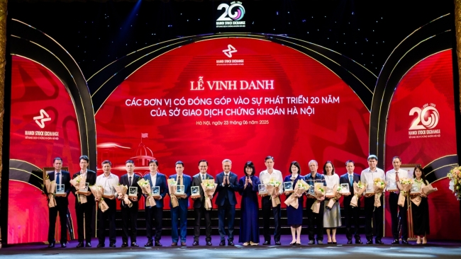 PVChem được vinh danh đơn vị đóng góp tiêu biểu cho sự phát triển của HNX