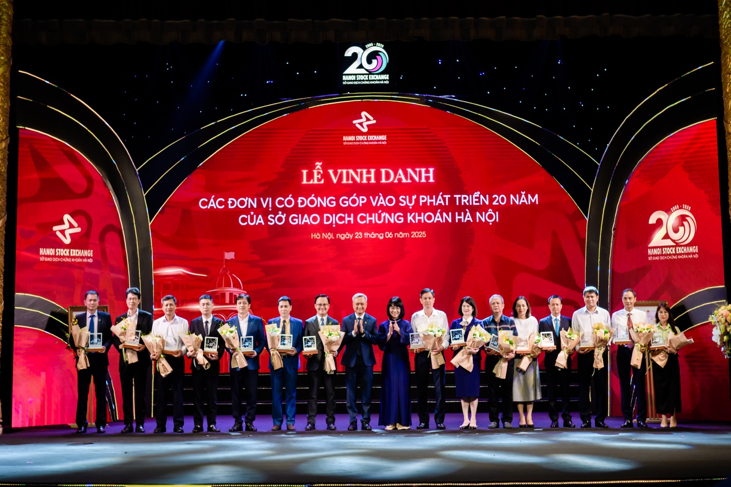 PVChem được vinh danh đơn vị đóng góp tiêu biểu cho sự phát triển của HNX