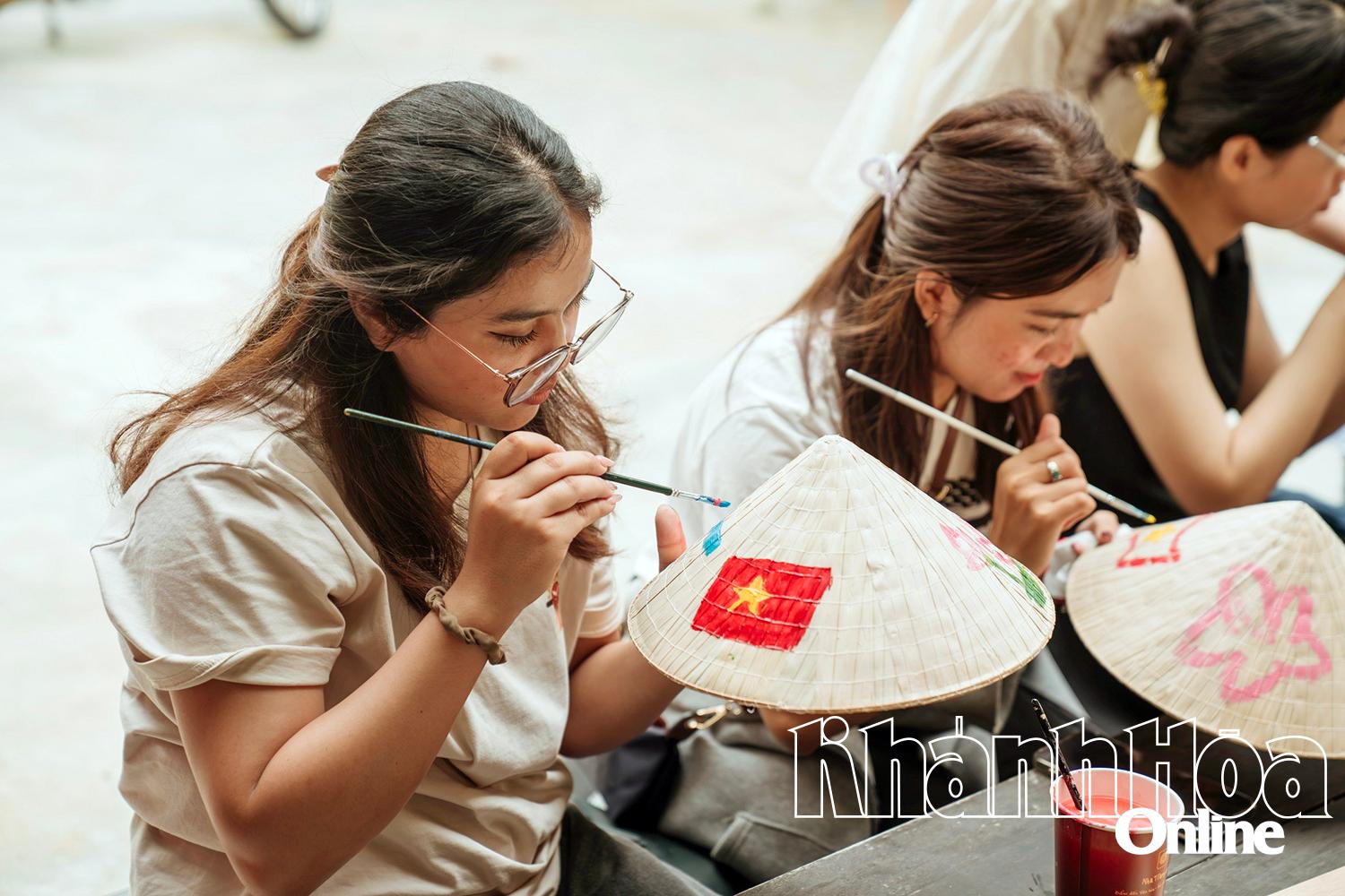 Khánh Hòa: Sống chậm giữa phố biển