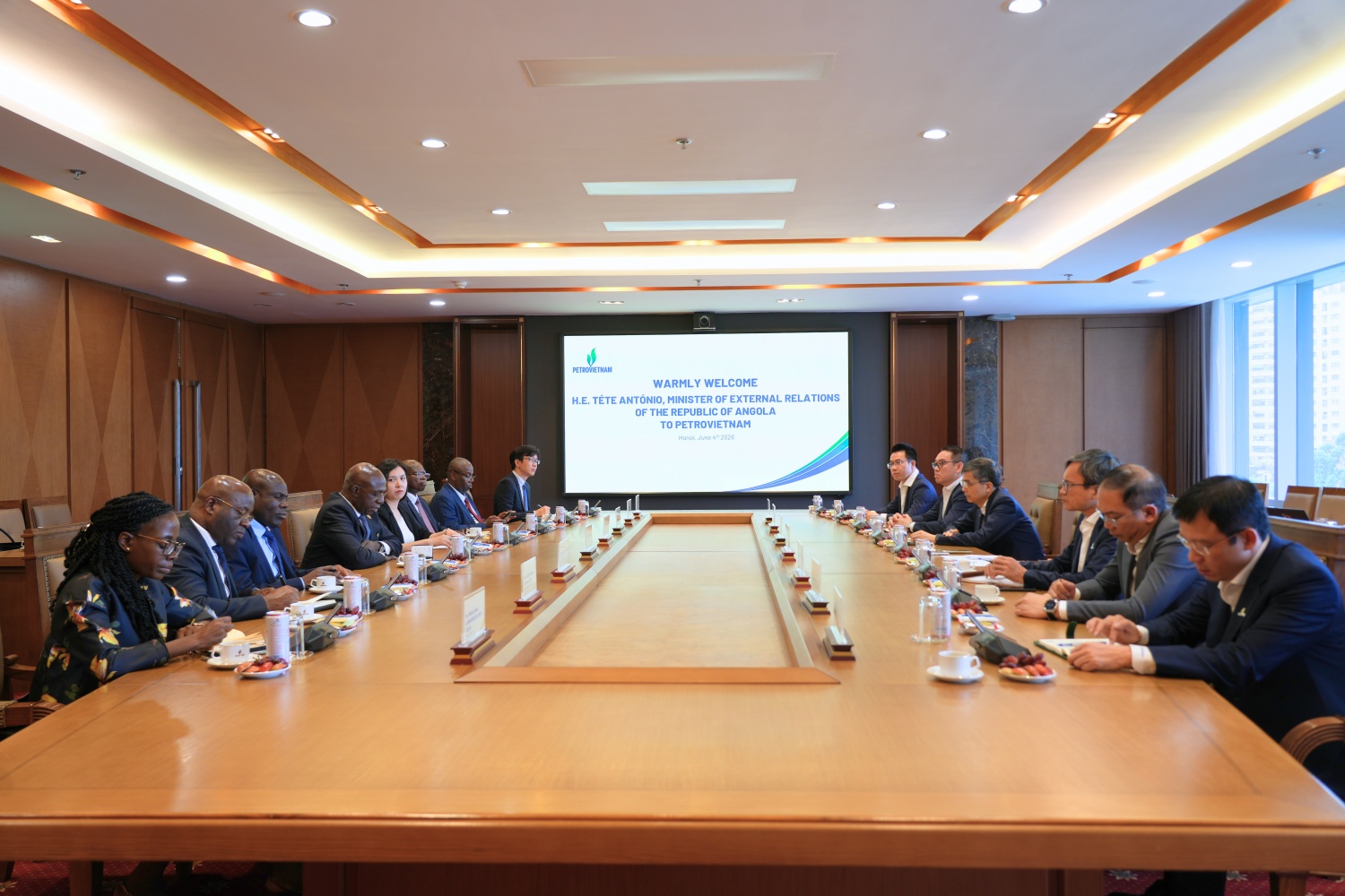 Petrovietnam thúc đẩy hợp tác dầu khí với Angola