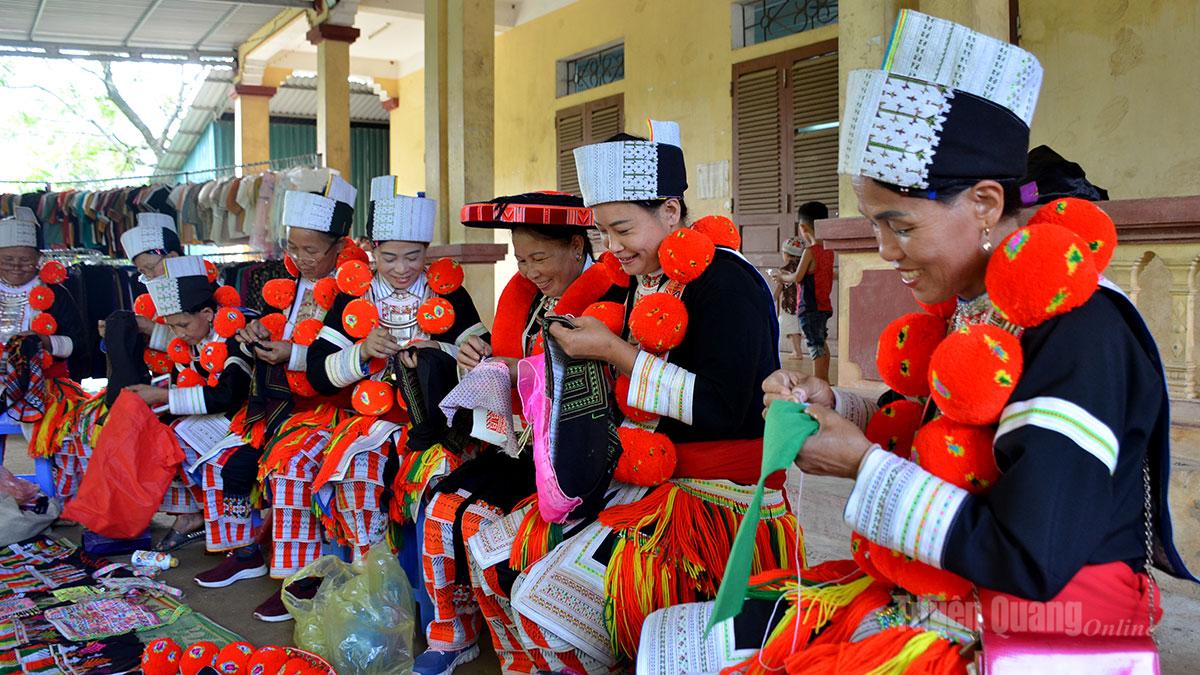 Tuyên Quang: Nghề thêu ở Thượng Nông