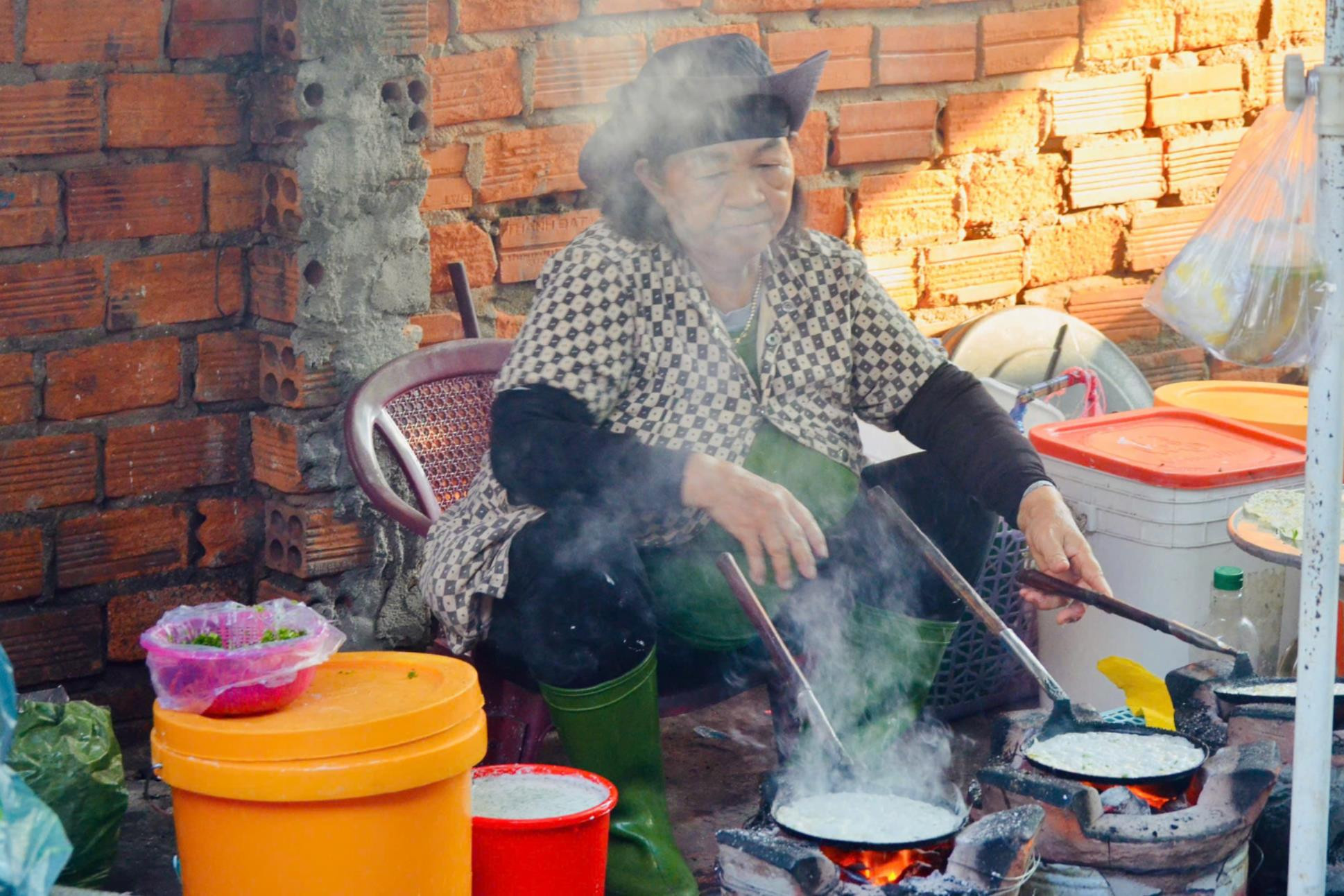 Lâm Đồng: Mang quê hương trong từng chiếc bánh xèo không nhân