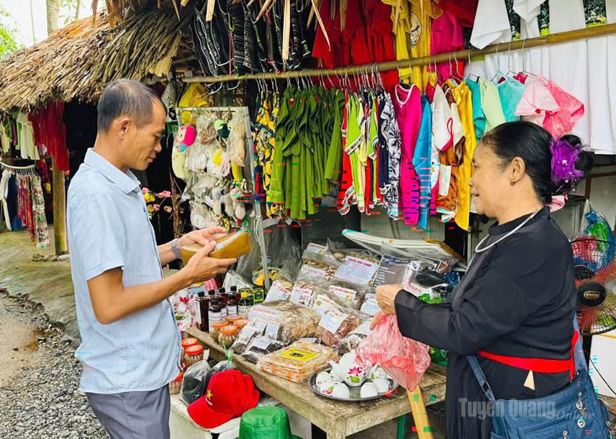 Tuyên Quang: Tân Trào đồng loạt mặc trang phục truyền thống phục vụ du khách