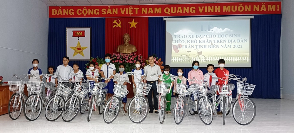 An Giang: Tổng Giám đốc Công ty Cổ phần Môi trường đô thị An Giang tặng xe đạp cho học sinh nghèo vùng biên
