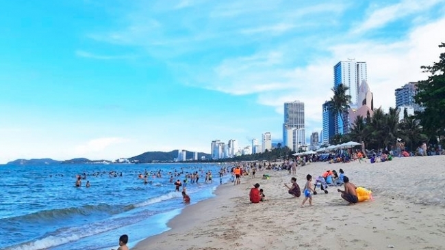 Khánh Hòa: Tăng cường xử lý tình trạng xả rác trên bãi biển
