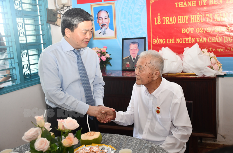 Bến Tre: Bí thư Tỉnh ủy Lê Đức Thọ trao Huy hiệu 75 năm tuổi Đảng cho Đại tá Nguyễn Văn Chẩn