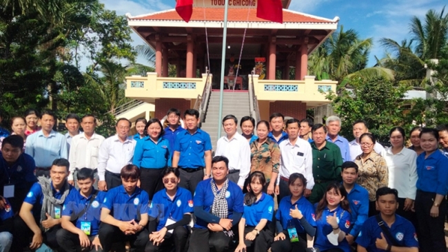 Bí thư Tỉnh ủy Lê Đức Thọ thăm chiến sĩ tham gia Chiến dịch Thanh niên tình nguyện hè tại huyện Thạnh Phú
