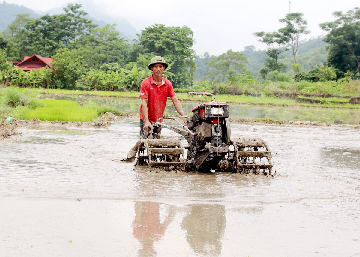 Người dân xã Hữu Sản cơ giới hóa khâu làm đất, nâng cao hiệu quả sản xuất.