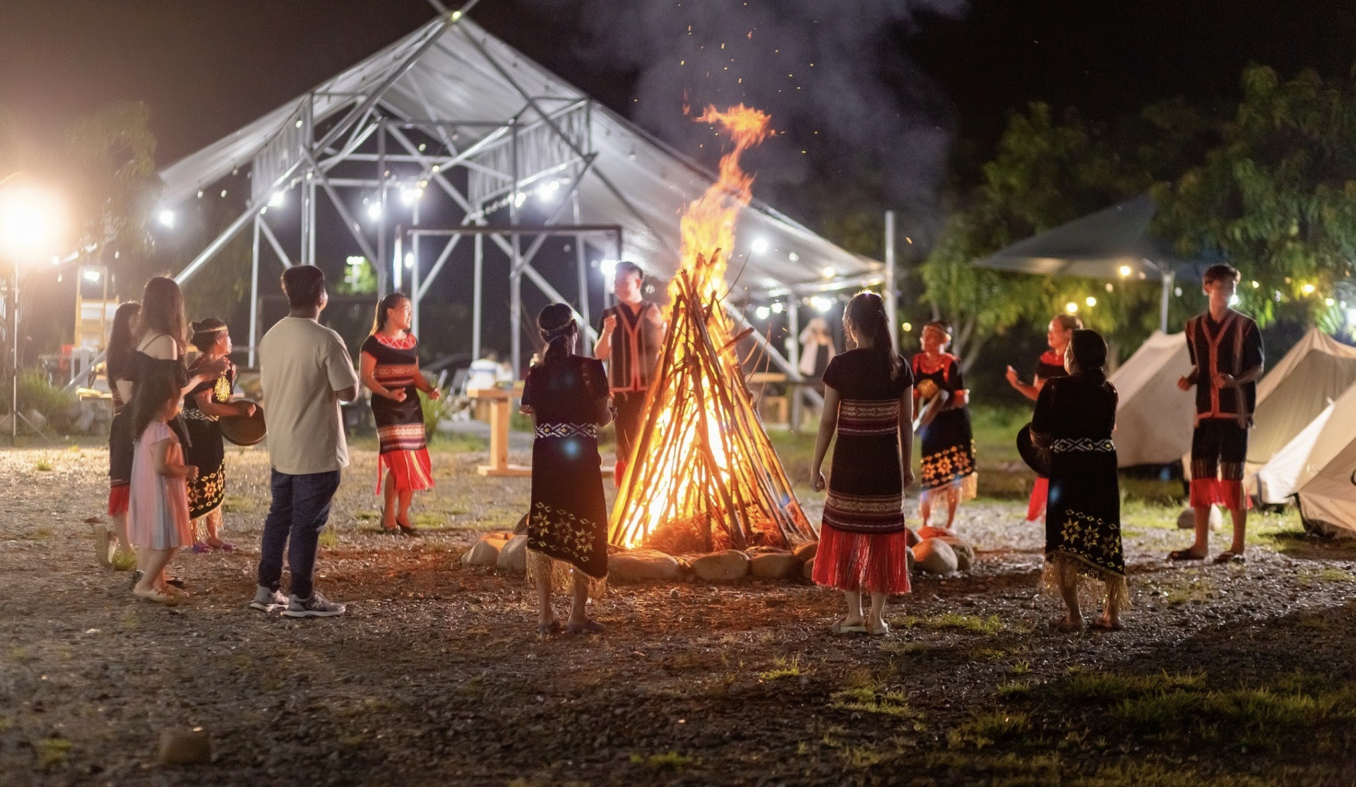 Du khách cùng đồng bào dân tộc thiểu số ở huyện Khánh Vĩnh giao lưu văn nghệ, đốt lửa trại.